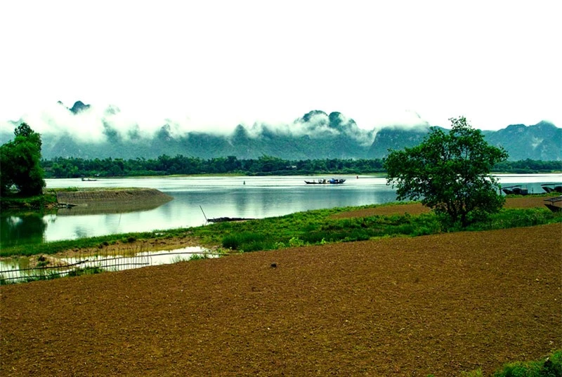 Sông Gianh và Đèo Ngang là biểu trưng địa lý của tỉnh Quảng Bình. Phần thượng lưu sông Gianh có tên là Rào Nậy với những đặc điểm địa vật lý và địa chất dị thường của Rào Nậy - Hoành Sơn, một nhánh khác là Rào Son có động Phong Nha (vườn quốc gia Phong Nha - Kẻ Bàng, di sản thiên nhiên thế giới). Cửa sông có cảng biển gọi là Cảng Gianh. Ảnh: Lê Quang.