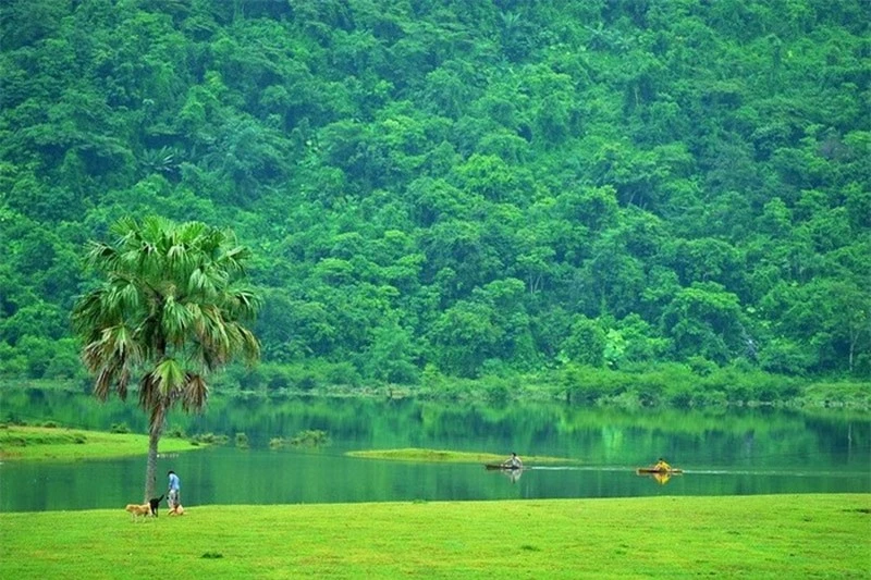 Hồ Noong có hai mùa, tạo cho du khách có hai cảm giác khác biệt. Vào mùa mưa, nước hồ lên cao, du khách có thể lang thang cùng dân bản trên thuyền độc mộc hay bè mảng lênh đênh khắp lòng hồ. Vào mùa khô, khi nước cạn, dân bản địa quây vuông thả vịt, ngan, mặt hồ nước trong vắt, lung linh bóng những gốc cây già trụi lá, những chòi nổi lẻ loi hay một bóng ghe nhỏ nằm gác mái. Ảnh: Yangblue.