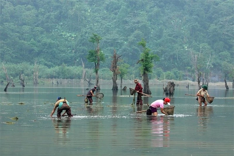 Hồ Noong ngoài phong cảnh thơ mộng, xung quanh còn có sự quần cư của các dân tộc thiểu số như Tày, H’mong, Dao với văn hóa phong phú. Ảnh: Trananh0111.