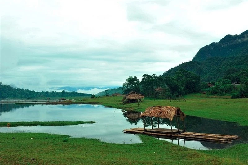 Hồ được khai tạo từ thuở sơ khai, có diện tích mặt nước hơn 20 ha (vào mùa khô), khoảng 80 ha (vào mùa mưa). Ảnh: Vuonglienduong.