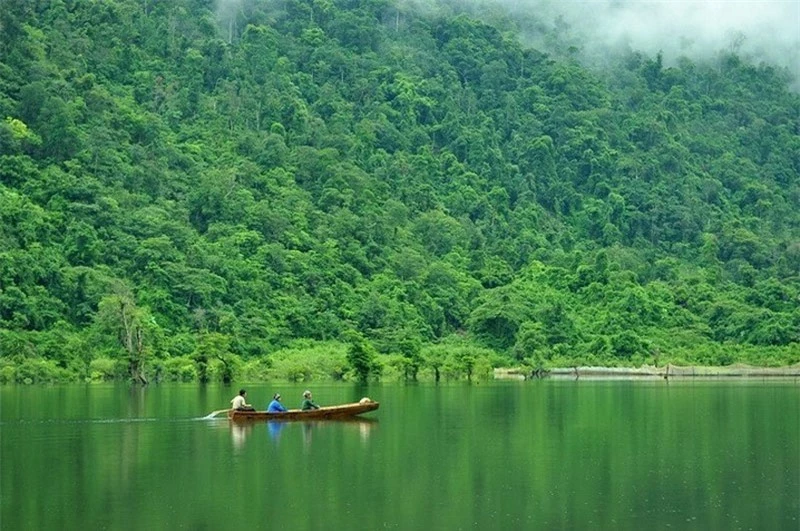 Người dân bản Noong 1, Noong 2 (xã Phú Linh) luôn ví hồ Noong như “mắt rừng” bởi giữa tứ bề là núi rừng, hồ Noong phẳng lặng, lấp lánh ánh bạc dưới ánh trăng hay ánh nắng mặt trời. Ảnh: Yangblue.