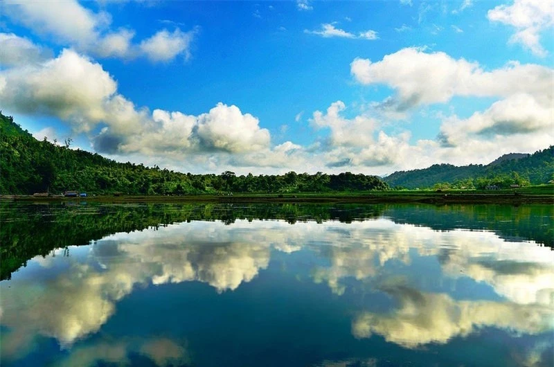 Nguồn nước cung cấp cho Hồ Noong là những khe nước ngầm trong hang đá từ hai dãy núi của cánh rừng nguyên sinh nơi Hồ Noong uốn mình tựa vào vách núi, ngoài ra còn có ba hang nước ngầm nối với dòng sông Lô. Ảnh: Hanoilab.
