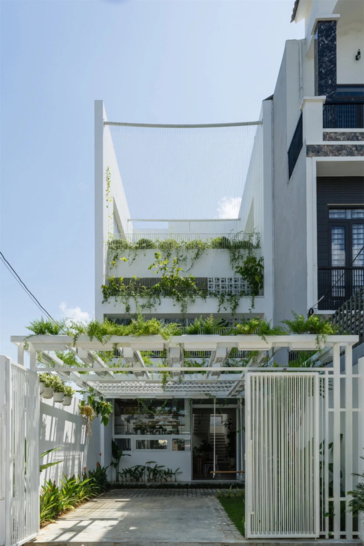 Ngôi nhà nằm ở quận Cẩm Lệ, TP Đà Nẵng, được xây dựng trên khu đất 100m2. Công trình có quy mô 3 tầng được thiết kế với ý tưởng đem thiên nhiên vào từng góc nhà, tạo nên một không gian sống tiện nghi với bầu không khí trong lành. Bên ngoài công trình có dáng vẻ trang nhã, giản dị với màu trắng chủ đạo kết hợp với màu xanh của cây cối.