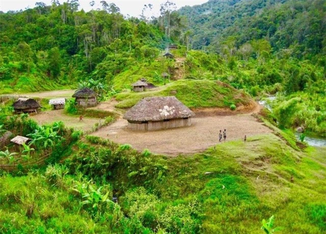 Nơi mọi đàn ông đều cơ bụng 8 múi, phụ nữ sinh xong không được đến gần chồng 7 ngày - 1