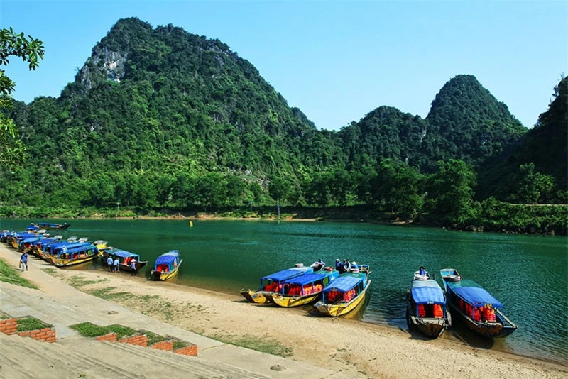 Sông Son nằm bên hũu ngạn sông Gianh, cầu Bắc qua sông Son là cầu Sông Son. Có hai truyền thuyết về con sông này. Ảnh: Nguyễn Hoàng.