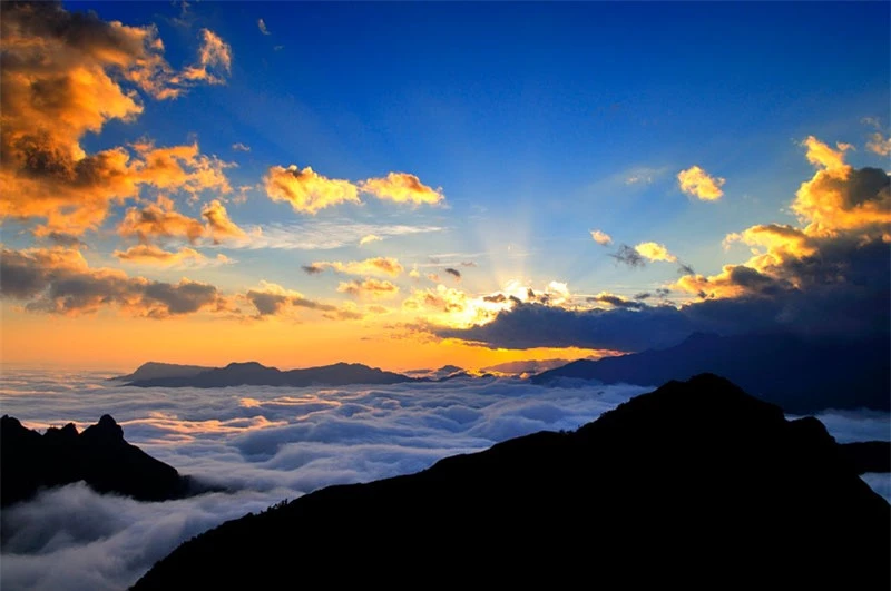 Núi Muối thuộc dãy Bạch Mộc Lương Tử, là ranh giới tự nhiên giữa Lai Châu và Lào Cai. Ảnh: Diem Dang Dung.