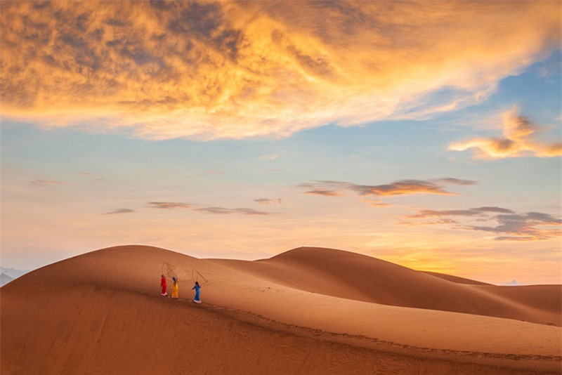 Nếu có dịp đến với đồi cát vào những ngày biển trời lộng gió, du khách sẽ có cơ hội chứng kiến sự thay hình đổi dạng liên tục và nhanh đến ngạc nhiên của đồi cát. Ảnh: Hồ Vũ.