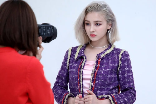 Nancy (MOMOLAND) "gây bão" khi khoe vòng 1 bốc lửa, bờ vai hờ hững, nhưng chi tiết này mới khiến dân tình náo loạn