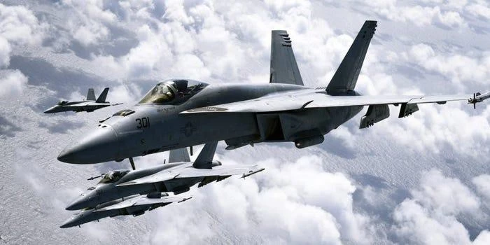 Tiêm kích F / A-18E Super Hornet bay đội hình ở California, Mỹ.