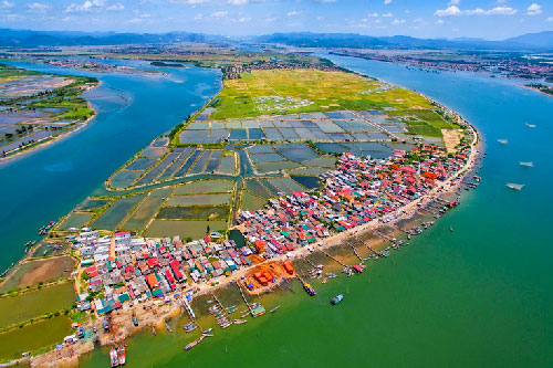 Ngắm dòng sông là biểu trưng địa lý của Quảng Bình