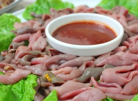 Cá dương vật (gaebul) là món hải sản sống "khó nuốt" thu hút thực khách đến Hàn Quốc. Động vật thân mềm có vẻ ngoài kỳ dị, được cắt lát mỏng, thưởng thức khi còn sống và ngọ nguậy trên đĩa. Gaebul thường dùng kèm với sốt chogochujang hoặc kim chi. Loại hải sản này có sẵn quanh năm nhưng đạt mùi vị ngon nhất vào khoảng tháng 10. Ảnh: Bburi Kitchen.