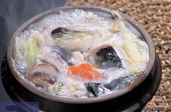 Súp cá nóc (bokjili) là món ăn được chế biến từ sinh vật biển chứa chất độc gây chết người. Đây là một trong những món ăn kinh dị của Hàn Quốc, được yêu thích ở các nhà hàng cao cấp. Các đầu bếp phải học nghề ít nhất 3 năm mới được phép chế biến món ăn tiềm ẩn nguy hiểm này. Ảnh: Koreaboo.