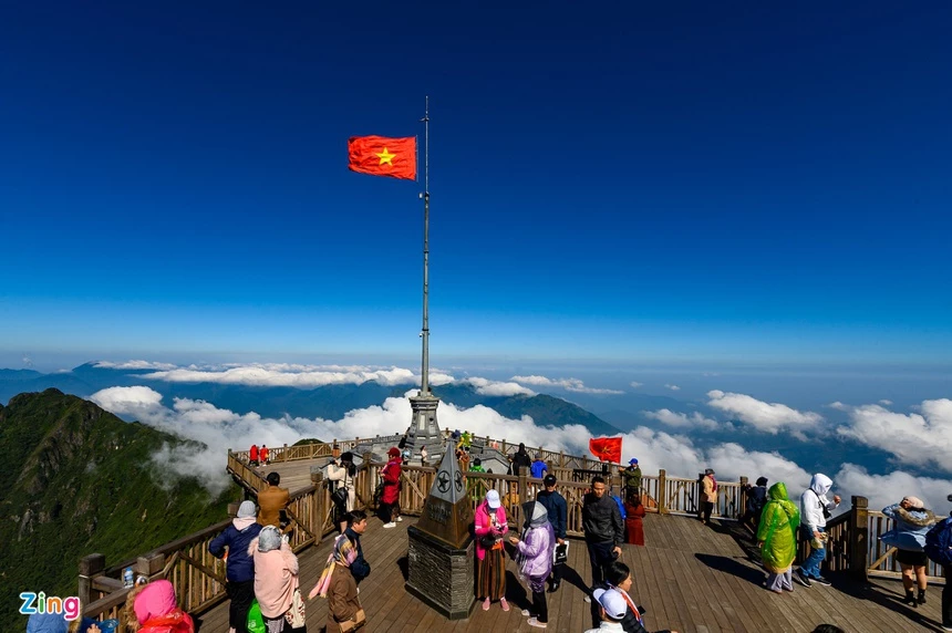 Theo Sách giáo khoa Địa lý Việt Nam, Fansipan chính là đỉnh núi cao nhất Việt Nam, nơi cao nhất lên tới 3.143 m. Đỉnh Fansipan từ trước đến nay vẫn được mệnh danh là “Nóc nhà của Đông Dương”, là địa chỉ quen thuộc cho khách du lịch, tín đồ phượt đam mê mạo hiểm. Ảnh: Việt Linh.