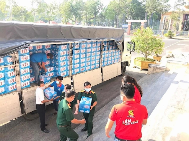 Sabeco hỗ trợ cung cấp nhu yếu phẩm cho khu cách ly Tiền Giang năm 2020.