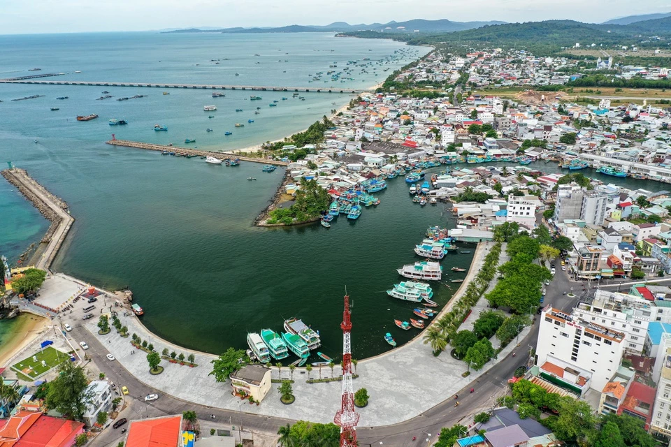 Bình Dương, Đồng Tháp và Kiên Giang hiện là những tỉnh có 3 thành phố trực thuộc. Bình Dương có thành phố: Thủ Dầu Một, Thuận An, Dĩ An. Đồng Tháp có thành phố: Cao Lãnh, Sa Đéc, Hồng Ngự. Kiên Giang có thành phố: Rạch Giá, Hà Tiên, Phú Quốc. Ảnh: Quỳnh Danh.