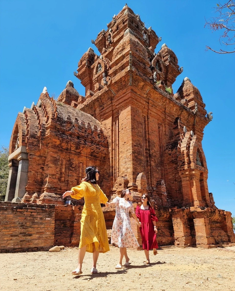 Thuộc tỉnh Ninh Thuận, TP Phan Rang - Tháp Chàm là thành phố có tên dài nhất Việt Nam, với 4 từ và 16 chữ cái. Trong lịch sử, vùng đất Phan Rang - Tháp Chàm đã trải qua nhiều lần chia tách, tái lập, thay đổi địa danh và địa giới hành chính. Có những giai đoạn, Phan Rang và Tháp Chàm là những đơn vị hành chính riêng biệt. Theo Cổng TTĐT Ninh Thuận, địa danh ghép Phan Rang - Tháp Chàm chính thức ra đời từ năm 1948, do chính quyền cách mạng đặt. Ảnh: Huong Nguyen.