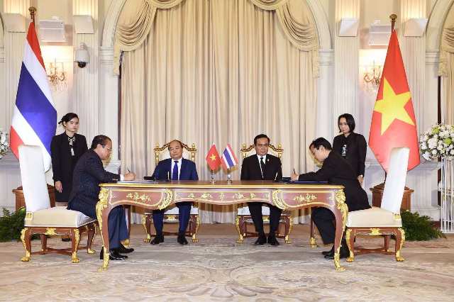  Thủ tướng Chính phủ Nguyễn Xuân Phúc (nay là Chủ tịch Nước) cùng Thủ tướng Vương quốc Thái Lan Prayut Chan-ocha chứng kiến ông Tô Hoài Dân (bên trái) ký kết ghi nhớ hợp tác với Tập đoàn Super Energy trong chuyến thăm chính thức Thái Lan tháng 8/2017
