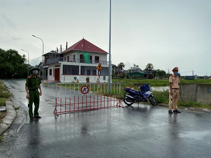 Lực lượng chức năng tiến hành phong tỏa 15 điểm trên 4 trục đường chính của xã Thạch Trung và phường Nguyễn Du.