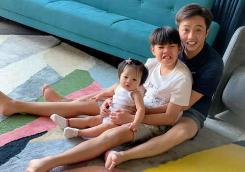 Cường Đô La chia sẻ khoảnh khắc đáng yêu "loay hoay" cùng Subeo và con gái