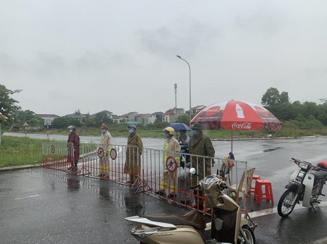 Hà Tĩnh: Phong tỏa 15 điểm với 500 hộ dân, nghiêm cấm ra vào vùng dịch