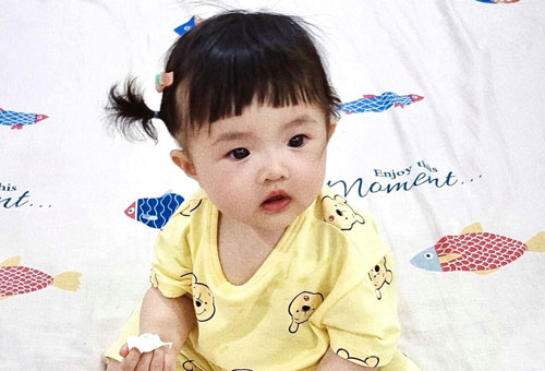 Biểu cảm ngơ ngác của con gái Đông Nhi khi bị mẹ "bất thình lình" cắt cho kiểu tóc ngố