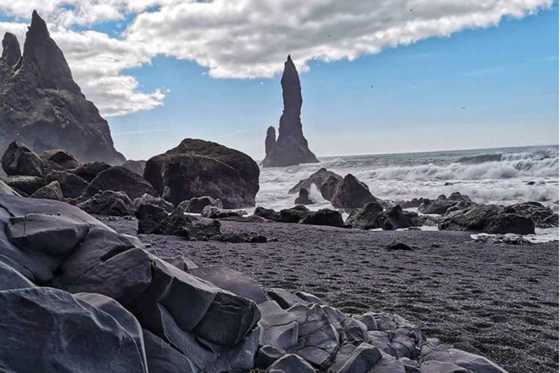 Ngỡ ngàng như lạc vào hành tinh khác với bãi biển cát đen huyền bí