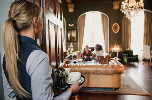 Giới siêu giàu đỏ mắt tìm người giúp việc