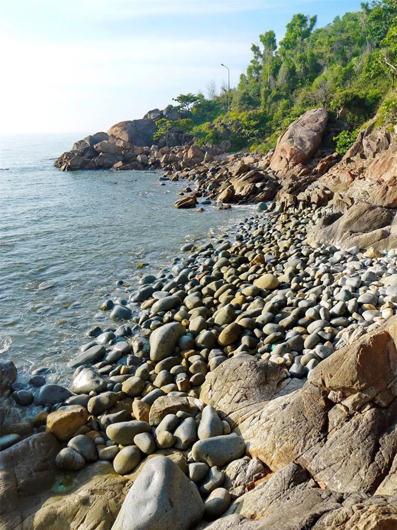 Đến nơi đây, du khách sẽ có được cảm giác tuyệt vời khi giẫm bàn chân trần lên những viên đá tròn, nhẵn như trứng chim khổng lồ, nằm xếp lên nhau trên bãi biển. Ảnh: Đào Việt Dũng.