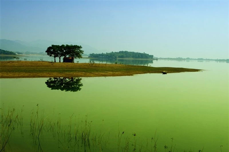 Hồ Đại Lải là hồ nước nhân tạo nằm trên địa bàn Ngọc Thanh và Đồng Xuân của thị xã Phúc Yên, tỉnh Vĩnh Phúc. Ảnh: Zing.