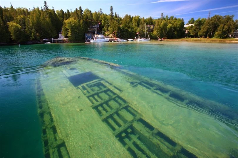 Khám phá hồ nước bí ẩn chứa 1.000 con tàu đắm ở Canada 1