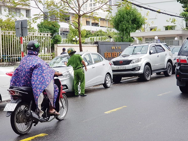 Do Đà Nẵng hiện đang thiếu bãi đỗ xe cộng cộng, rất nhiều xe ô tô phải đậu đỗ tràn lan trên đường và bị lực lượng chức năng dán thông báo phạt nguội! 