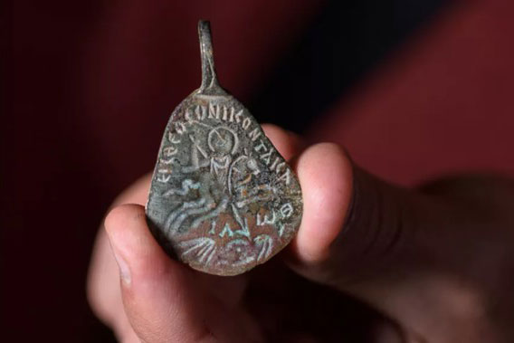 Công bố bùa hộ mệnh cổ xưa dùng để xua đuổi lời nguyền "con mắt quỷ dữ"