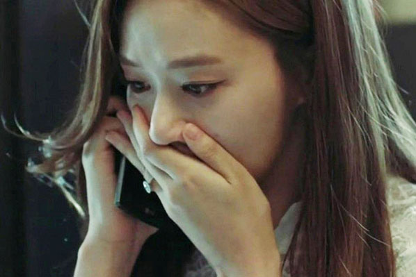 4h sáng chồng lén lút ra khỏi nhà, tôi tráo đổi điện thoại trên bàn rồi phát hiện lý do anh "thoát vị đĩa đệm" 2 tháng qua