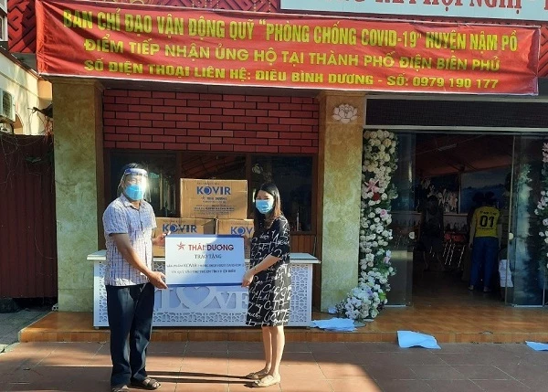 Sao Thái Dương tặng vật phẩm hỗ trợ chống dịch cho đại diện Quỹ Bảo trợ Trẻ em tỉnh Điện Bie