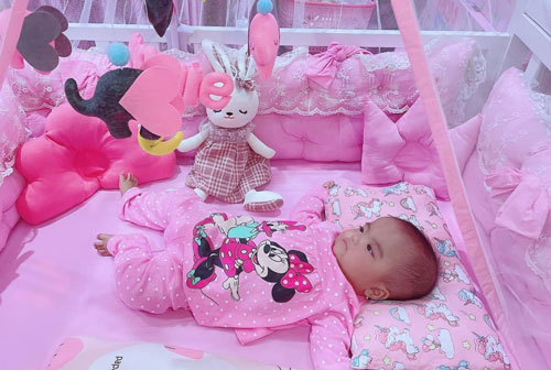 Mạc Văn Khoa sắm cho con gái chiếc giường "hường chói lóa" để ngủ riêng, đêm đầu xa bố mẹ cô nhóc đã làm 1 việc này