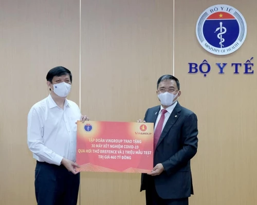 Bộ trưởng Bộ Y tế Nguyễn Thanh Long tiếp nhận 30 máy xét nghiệm COVID-19 qua hơi thở, cùng vật tư tiêu hao phục vụ cho 2 triệu mẫu test do Tập đoàn Vingroup trao tặng.