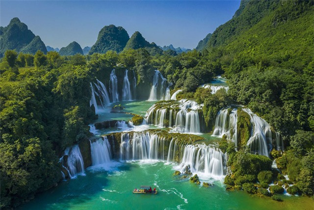 7 cung đường bộ đẹp nhất Việt Nam xuất hiện trên Tạp chí du lịch danh tiếng thế giới: Ngắm cảnh còn ngỡ lạc vào động tiên - Ảnh 3.