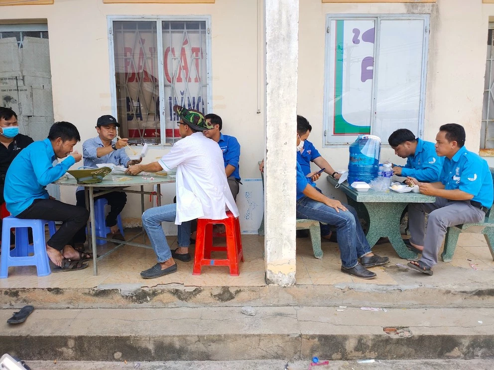 Bữa cơm vội vã tại chốt phòng dịch trên đường ĐT 741 (đoạn thuộc xã Tân Lập, huyện Đồng Phú, Bình Phước) trong cuộc chiến chống Covid-19 của những chiến sĩ áo xanh tình nguyện dưới cái nắng oi bức của mùa hè đỏ lửa 
