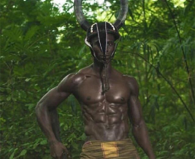 Nơi mọi đàn ông đều cơ bụng 8 múi, phụ nữ sinh xong không được đến gần chồng 7 ngày