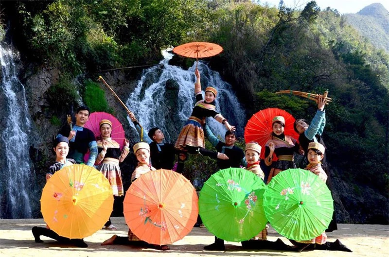 Đội văn nghệ bản Cát Cát. Ảnh: Vietnamtourism. Đội văn nghệ bản Cát Cát. Ảnh: Vietnamtourism.