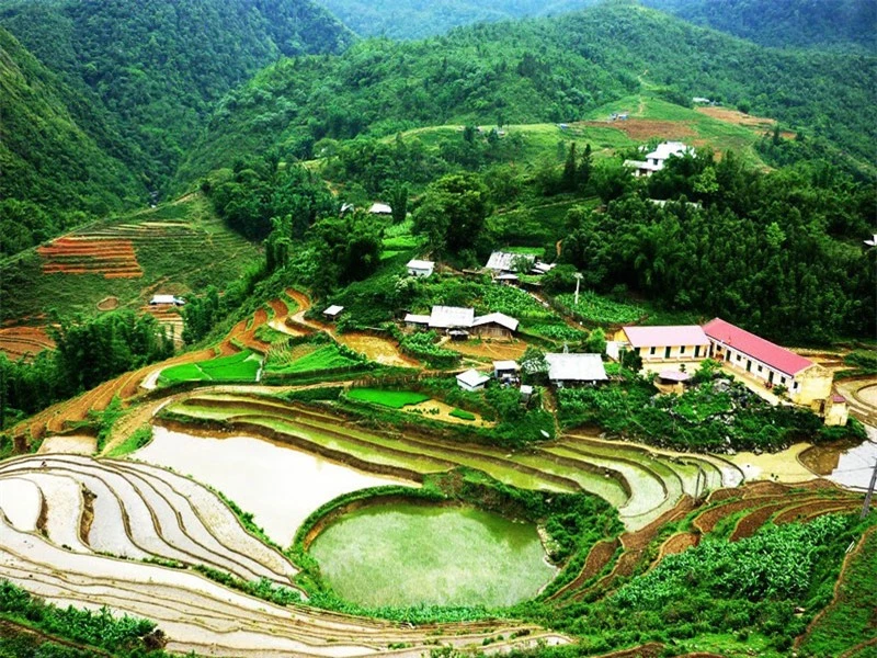 Làng Cát Cát được hình thành từ giữa thế kỷ 19 do một bộ phận dân tộc ít người quần tụ theo phương pháp mật tập (dựa vào sườn núi và quây quần bên nhau, các nóc nhà cách nhau chừng vài chục mét và sinh sống, trồng trọt canh tác ngay trên những sườn đồi quần cư). Ảnh: Trường Xuân. Làng Cát Cát được hình thành từ giữa thế kỷ 19 do một bộ phận dân tộc ít người quần tụ theo phương pháp mật tập (dựa vào sườn núi và quây quần bên nhau, các nóc nhà cách nhau chừng vài chục mét và sinh sống, trồng trọt canh tác ngay trên những sườn đồi quần cư). Ảnh: Trường Xuân.