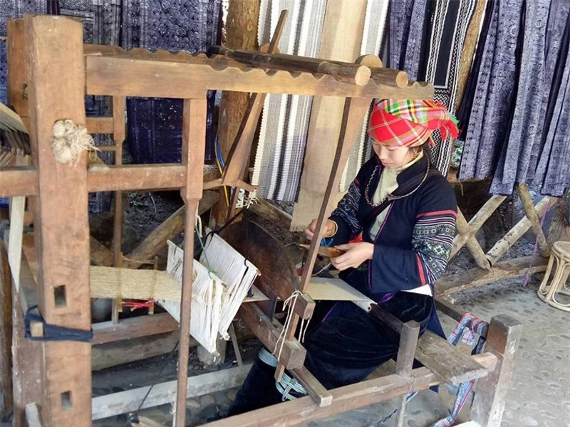 Người H’Mông ở bản Cát Cát sống bằng nghề se lanh, dệt vải, chạm trổ bạc, rèn nông cụ. Ảnh: Mai Dang. Người H’Mông ở bản Cát Cát sống bằng nghề se lanh, dệt vải, chạm trổ bạc, rèn nông cụ. Ảnh: Mai Dang.