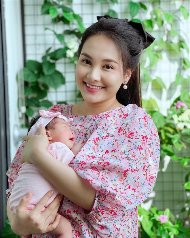 Bảo Thanh lần đầu khoe dung mạo ái nữ 1 tháng tuổi, Quốc Trường vào trầm trồ liền được “chốt kèo” chuyện đại sự? - Ảnh 2. Bảo Thanh lần đầu khoe dung mạo ái nữ 1 tháng tuổi, Quốc Trường vào trầm trồ liền được “chốt kèo” chuyện đại sự? - Ảnh 2.