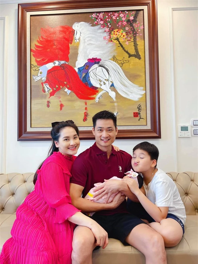 Bảo Thanh lần đầu khoe dung mạo ái nữ 1 tháng tuổi, Quốc Trường vào trầm trồ liền được “chốt kèo” chuyện đại sự? - Ảnh 5. Bảo Thanh lần đầu khoe dung mạo ái nữ 1 tháng tuổi, Quốc Trường vào trầm trồ liền được “chốt kèo” chuyện đại sự? - Ảnh 5.