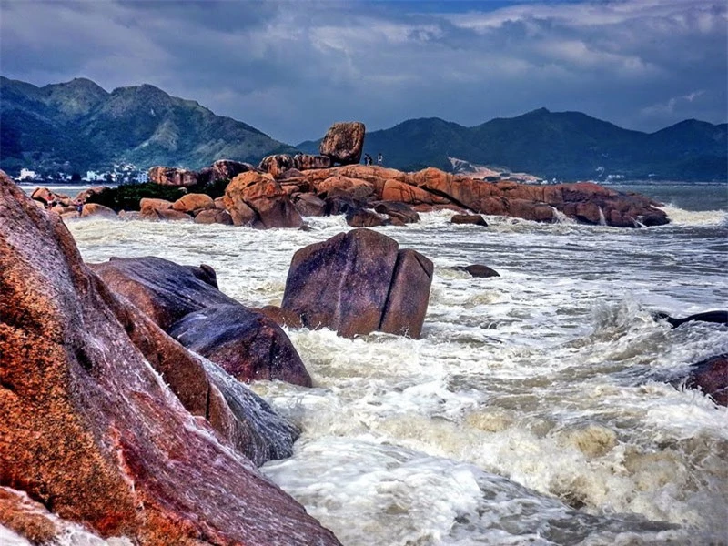 Đứng trên Hòn Chồng nhìn ra xa là Hòn Yến, quay về bên phải là Cảng Cầu Đá, Hòn Tre và bờ biển Nha Trang dài tới 6 km. Khuất bên mũi đồi Lasan, nhô ra biển là cửa sông Nha Trang, bến cá Cù Lao. Nhìn từ phía Hòn Chồng phía bên kia là núi Cô Tiên. Từ vị trí bên Hòn Chồng sẽ nhìn rất rõ Hòn Đỏ (nơi đặt ngôi chùa) ở phía xa. Ảnh: Kinh Dinh. Đứng trên Hòn Chồng nhìn ra xa là Hòn Yến, quay về bên phải là Cảng Cầu Đá, Hòn Tre và bờ biển Nha Trang dài tới 6 km. Khuất bên mũi đồi Lasan, nhô ra biển là cửa sông Nha Trang, bến cá Cù Lao. Nhìn từ phía Hòn Chồng phía bên kia là núi Cô Tiên. Từ vị trí bên Hòn Chồng sẽ nhìn rất rõ Hòn Đỏ (nơi đặt ngôi chùa) ở phía xa. Ảnh: Kinh Dinh.