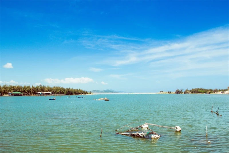 Đầm rộng hơn 17.5 km2 với độ sâu trung bình 1,2 - 1,4m, mùa mưa có thể sâu tới 3m. Ảnh: Tuấn Pro. Đầm rộng hơn 17.5 km2 với độ sâu trung bình 1,2 - 1,4m, mùa mưa có thể sâu tới 3m. Ảnh: Tuấn Pro.