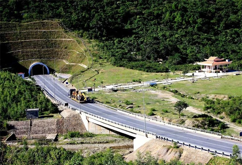 Đèo Ngang nằm trên quốc lộ 1A, trên dãy Hoành Sơn, đoạn dãy Trường Sơn chạy ngang ra biển Đông. Ảnh: Uyendt_ttx. Đèo Ngang nằm trên quốc lộ 1A, trên dãy Hoành Sơn, đoạn dãy Trường Sơn chạy ngang ra biển Đông. Ảnh: Uyendt_ttx.