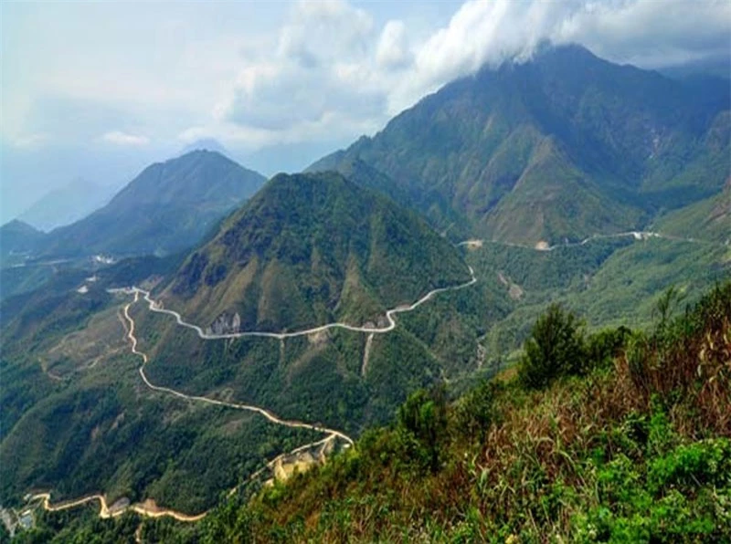 Vẻ đẹp của thiên nhiên cùng với những câu chuyện lịch sử đã đi vào huyền thoại càng làm cho đèo Ngang trở nên cuốn hút, vừa có một chút gì đó bí ẩn khiến những con tim lữ khách thôi thúc tìm đến chiêm ngưỡng kỳ quan. Ảnh: Hachi8. Vẻ đẹp của thiên nhiên cùng với những câu chuyện lịch sử đã đi vào huyền thoại càng làm cho đèo Ngang trở nên cuốn hút, vừa có một chút gì đó bí ẩn khiến những con tim lữ khách thôi thúc tìm đến chiêm ngưỡng kỳ quan. Ảnh: Hachi8.