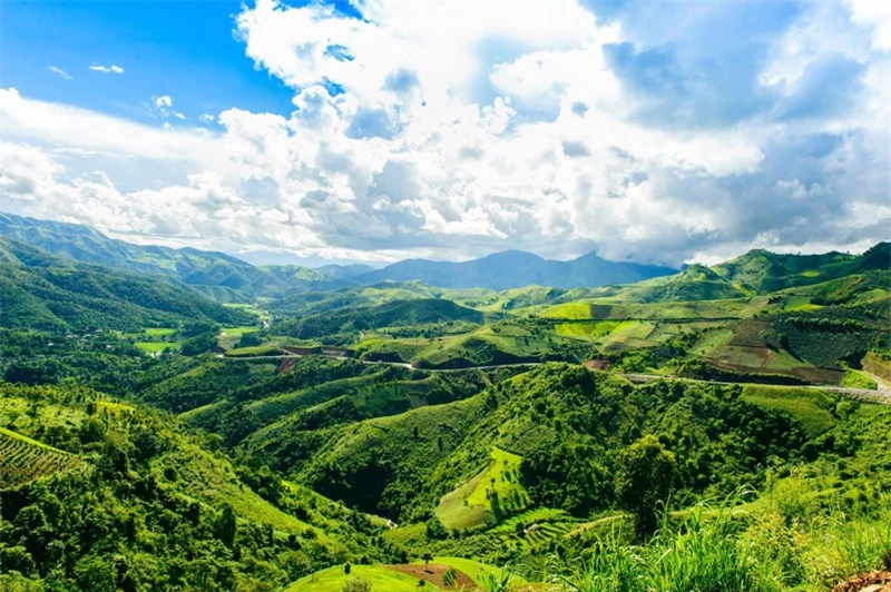 Điểm khởi đầu của đèo cách thành phố Sơn La về phía Tây 66 km còn điểm cuối của đèo cách thành phố Điện Biên Phủ khoảng 84 km. Ảnh: Le Hong Ha.