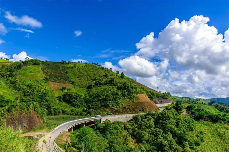 Tên gọi đèo Pha Đin nguyên gốc xuất xứ từ tiếng Thái, Phạ Đin, trong đó Phạ nghĩa là “trời”, Đin là “đất”, hàm nghĩa nơi đây là chỗ tiếp giáp giữa trời và đất. Ảnh: Le Hong Ha.